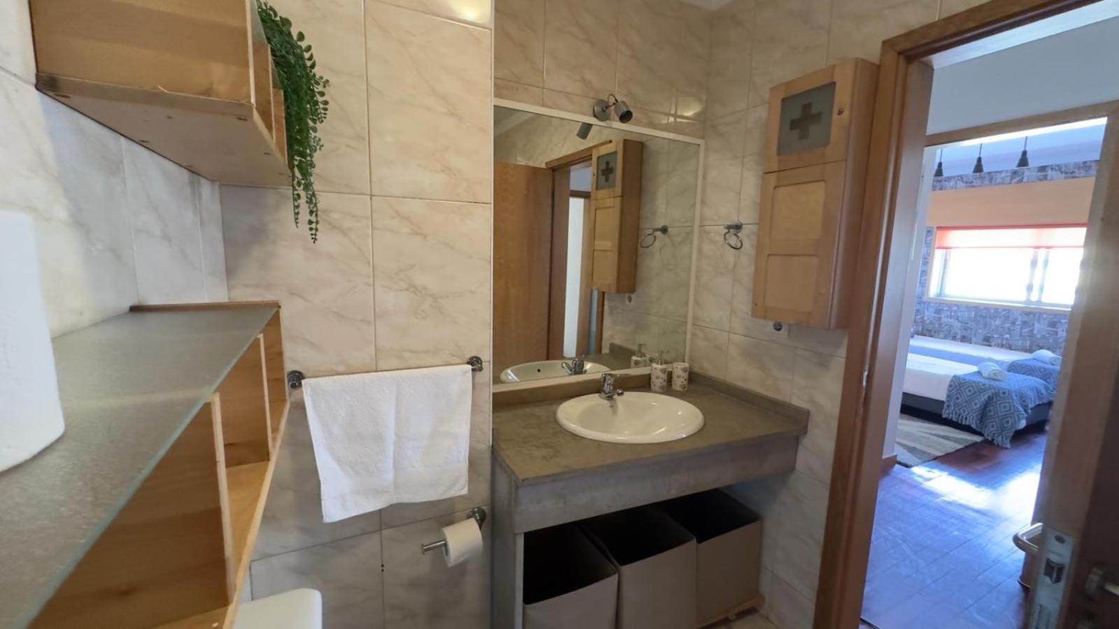 Espacoso T3 Com Terraco & Churrasqueira Campo  Luaran gambar