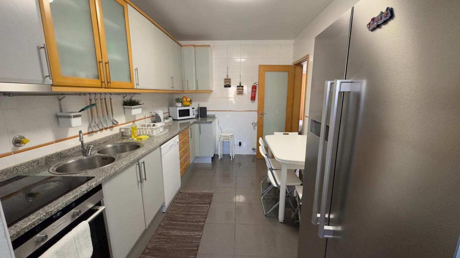 Espacoso T3 Com Terraco & Churrasqueira Campo  Luaran gambar