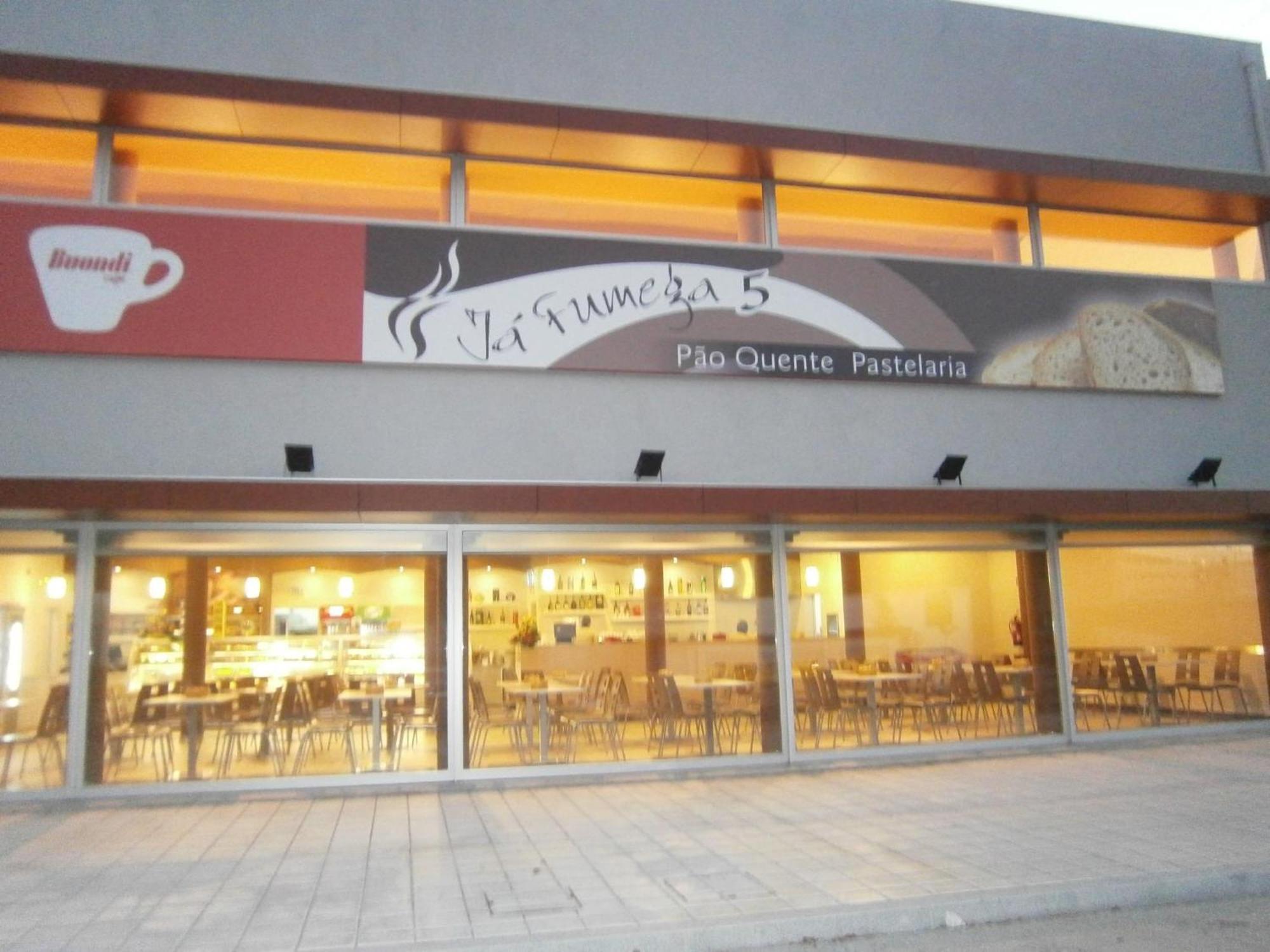 Espacoso T3 Com Terraco & Churrasqueira Campo  Luaran gambar